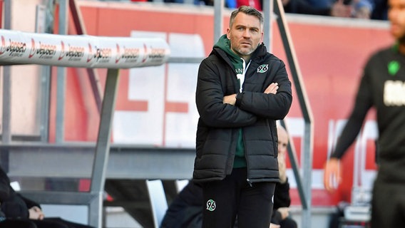 Hannovers Trainer Jan Zimmermann verschränkt die Hände. © IMAGO /Zink 