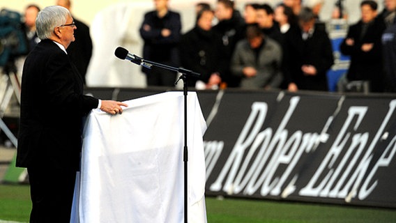 DFB-Präsident Theo Zwanziger hält bei der Trauerfeier für Robert Enke eine Rede. © dpa 