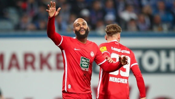 Terrence Boyd beim Spiel von Hansa Roctock gegen den 1. FC Kaiserslautern © IMAGO / Jan Huebner 