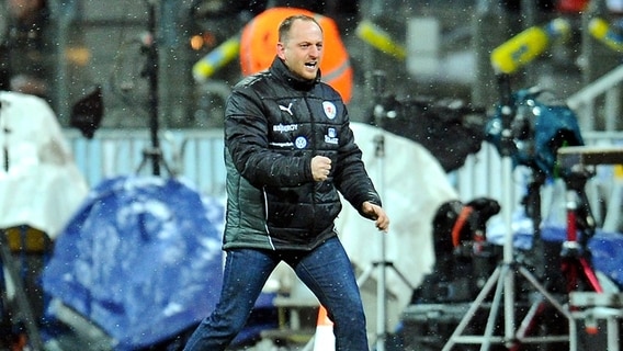 Braunschweigs Trainer Torsten Lieberknecht jubelt. © picture alliance / CITYPRESS 24 Foto: Hermann Hay