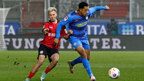 Braunschweigs Anton Donkor (r.) im Zweikampf mit Wiesbadens Thijmen Goppel © Imago Images 