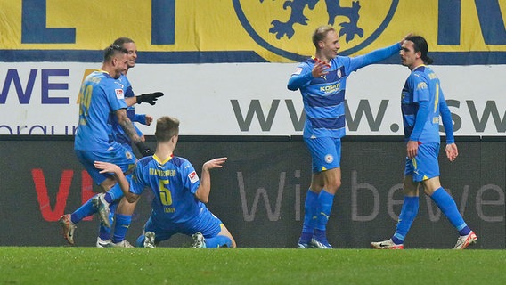 Braunschweigs Spieler bejubeln einen Treffer © Imago Images 
