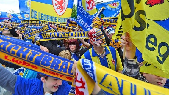Fans von Eintracht Braunschweig © dpa - Bildfunk Foto: Peter Steffen