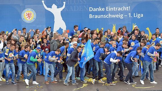 Eintracht Braunschweig feiert den Aufstieg. © dpa - Bildfunk Foto: Peter Steffen