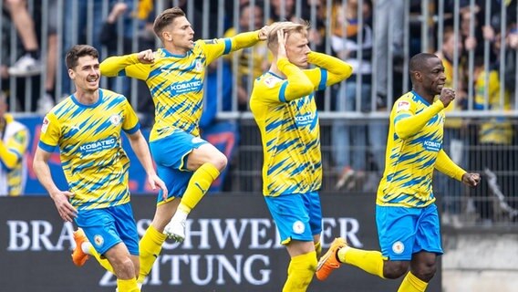 Braunschweigs Spieler bejubeln einen Treffer. © picture alliance/dpa | Andreas Gora 