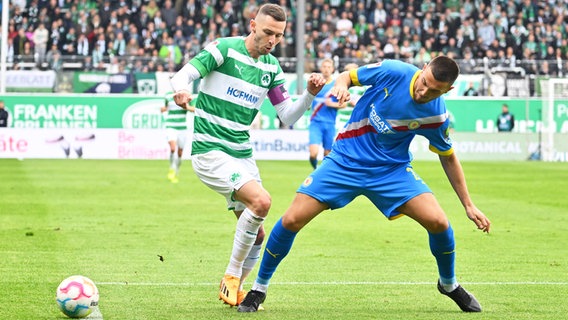 Braunschweigs Hasan Kurucay (r.) und Fürths Branimir Hrgota kämpfen um den Ball. © IMAGO / Zink 