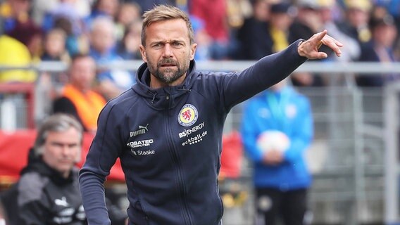 Braunschweigs Trainer Michael Schiele gestikuliert am Spielfeldrand. © IMAGO / Susanne Hübner 