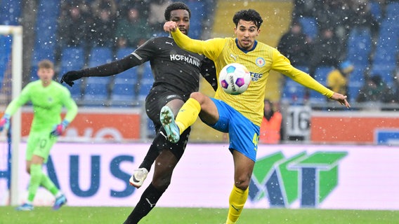 Braunschweigs Johan Gomez (r.) und Fürths Gideon Jung kämpfen um den Ball. © IMAGO / Zink 