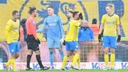 Braunschweigs Spieler sind nach einem Elfmeterpfiff von Schiedsrichter Daniel Schlager gegen sich enttäuscht (2.v.l.). © IMAGO / Zink 