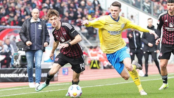 Nürnbergs Benjamin Goller (l.) und Braunschweigs Thorir Johann Helgason kämpfen um den Ball. © IMAGO / Zink 