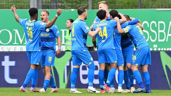 Braunschweig-Spieler bejubeln einen Treffer. © IMAGO / Zink 