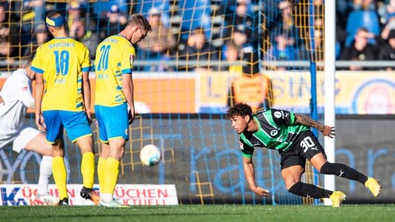 Braunschweig kann einen Treffer von Fürths Armindo Sieb (r.) nicht verhindern. © picture alliance/dpa | Swen Pförtner 