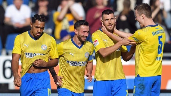 Braunschweigs Spieler bejubeln einen Treffer © picture alliance Foto: Swen Pförtner