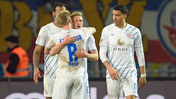 Rostocks Spieler bejubeln einen Treffer © picture alliance/dpa 