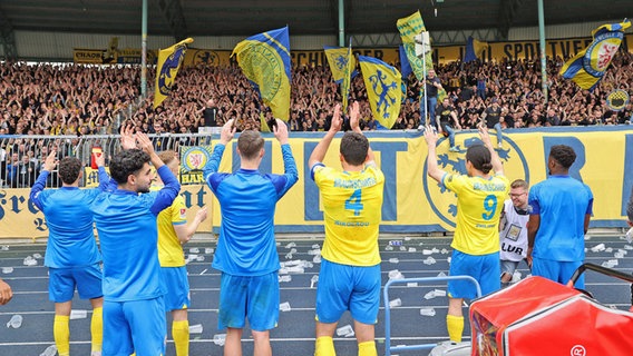 Braunschweigs Spieler jubeln nach dem Spiel mit den Fans © Imago Images 