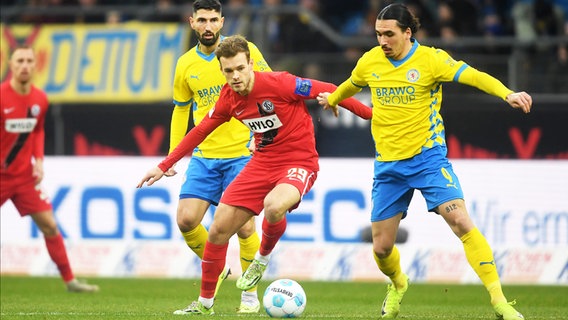 Braunschweigs Rayan Philippe (r.) und Elversbergs Tom Zimmerschied kämpfen um den Ball. © picture alliance/dpa | Swen Pförtner 