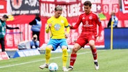 Braunschweig-Spieler Lino Tempelmann (l.) und Düsseldorfs Giovanni Haag kämpfen um den Ball. © IMAGO / regios24 