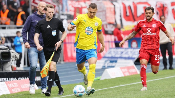 Braunschweig-Spieler Sven Köhler (l.) und Düsseldorfs Matthias Zimmermann kämpfen um den Ball. © IMAGO / regios24 