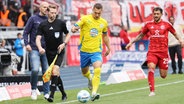 Braunschweig-Spieler Sven Köhler (l.) und Düsseldorfs Matthias Zimmermann kämpfen um den Ball. © IMAGO / regios24 