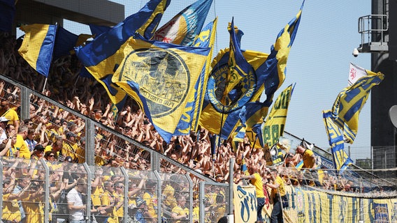 Braunschweig-Fans schwenken Fahnen © IMAGO / Fussball-News Saarland 