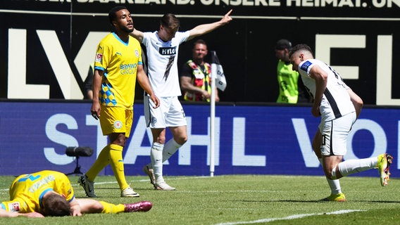 Braunschweig-Spieler können einen Elversberger Treffer nicht verhindern. © IMAGO / Jan Huebner 