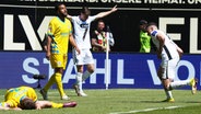 Braunschweig-Spieler können einen Elversberger Treffer nicht verhindern. © IMAGO / Jan Huebner 
