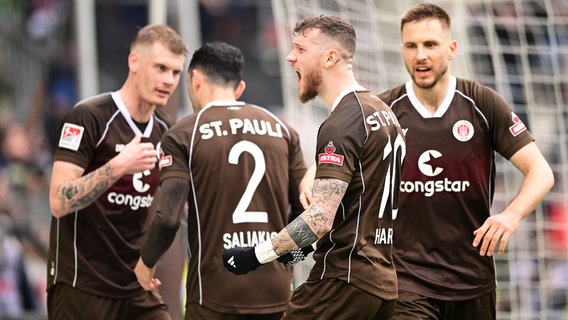 St. Paulis Marcel Hartel (vorne) und seine Mitspieler bejubeln einen Treffer. © Witters/LeonieHorky 