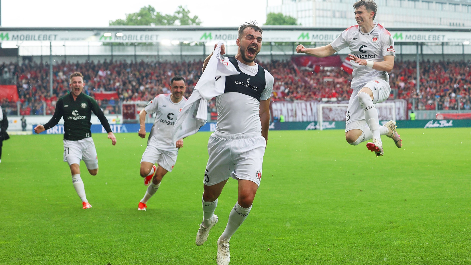 FC St. Pauli siegt in Wiesbaden und ist Zweitliga-Meister
