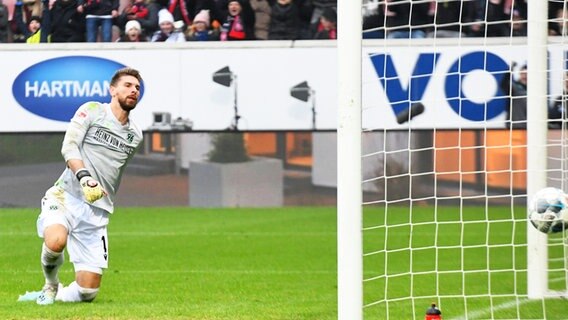 Hannovers Keeper Ron-Robert Zieler kann einen Gegentreffer nicht verhindern. © dpa-Bildfunk Foto: Stefan Puchner/dpa