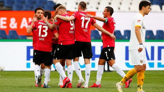 Die Mannschaft des Hannover 96 beim Torjubel nach dem 2:0 © LarsKaletta/Kaletta/Pool/Witters Foto: Lars Kaletta