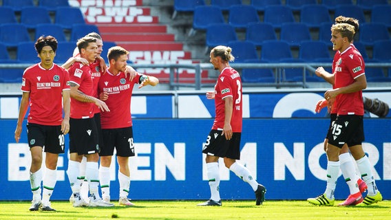 Hannovers Mannschaft jubelt nach dem Treffer zum 1:0. © picture alliance/Swen Pförtner/dpa Foto: Swen Pförtner
