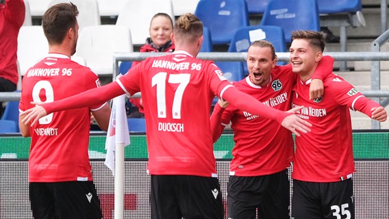 Hannovers Florent Muslija bejubelt sein Tor zum 1:0 gegen Fortuna Düsseldorf mit Niklas Hult, Marvin Ducksch und Hendrik Weydandt (v.r.) © dpa-Bildfunk Foto: Peter Steffen/dpa