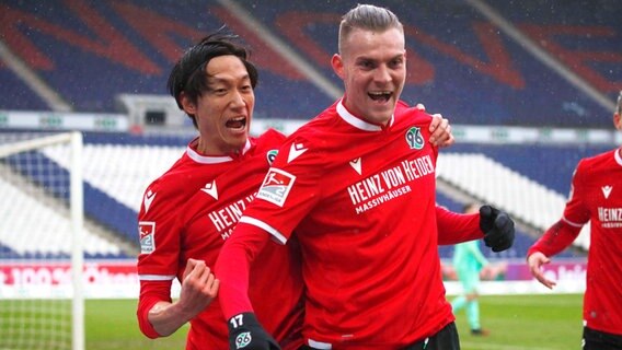 Hannovers Torschütze Marvin Duksch (r.) und Sei Muroya bejubeln einen Treffer. © imago images / Joachim Sielski 