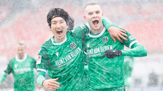 Hannovers Torschütze Marvin Ducksch (r.) und Genki Haraguchi bejubeln einen Treffer. © imago images / HMB-Media 