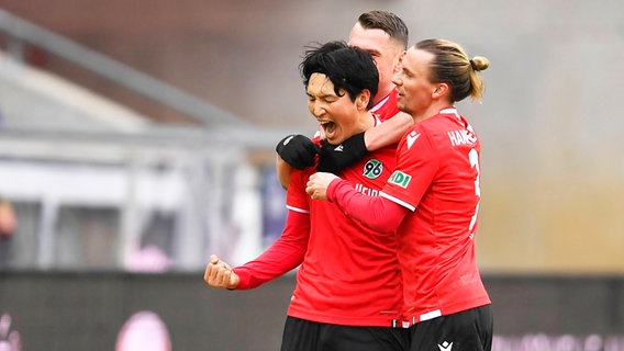 Hannovers Genki Haraguchi (l.) bejubelt einen Treffer gegen Fürth. © IMAGO  Zink 