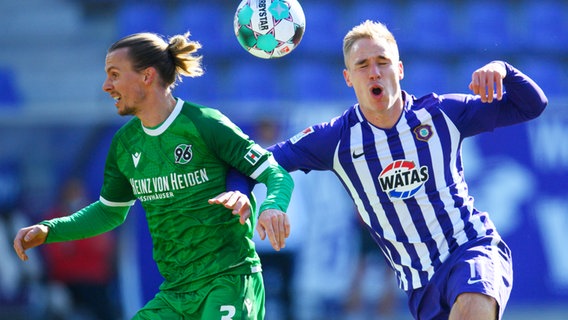 Hannovers Niklas Hult (l.) und Aues Florian Krüger kämpfen um den Ball. © dpa-Bildfunk Foto: Robert Michael/dpa-Zentralbild/dpa