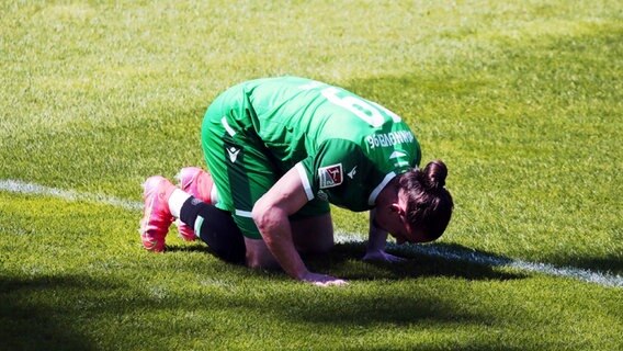 Valmir Sulejmani (Hannover 96) am Boden. © IMAGO / Sportfoto Rudel Foto: Sportfoto Rudel