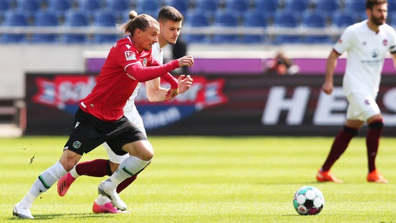 Niklas Hult (Hannover 96 ) und Tom Krauß (1. FC Nürnberg) im Zweikampf. © IMAGO / Zink Foto: Daniel Marr