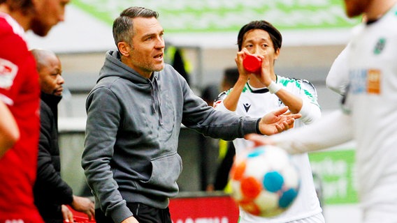 Hannovers Trainer Jan Zimmermann versucht während einer kurzen Unterbrechung auf seine Spieler einzuwirken. © dpa-Bildfunk Foto: Roland Weihrauch/dpa