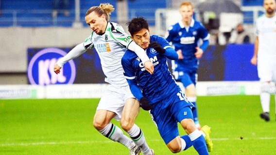 Hannovers Niklas Hult (l.) und Karlsruhes Kyoung-rok Choi kämpfen um den Ball. © dpa-Bildfunk Foto: Uli Deck/dpa
