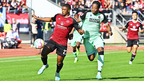 Hannovers Bright Arrey-Mbi (r.) und Nürnbergs Kwadwo Duah kämpfen um den Ball. © IMAGO / Zink 