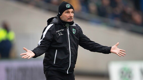 Hannovers Trainer Stefan Leitl gestikuliert am Spielfeldrand. © picture alliance/dpa | Swen Pförtner 