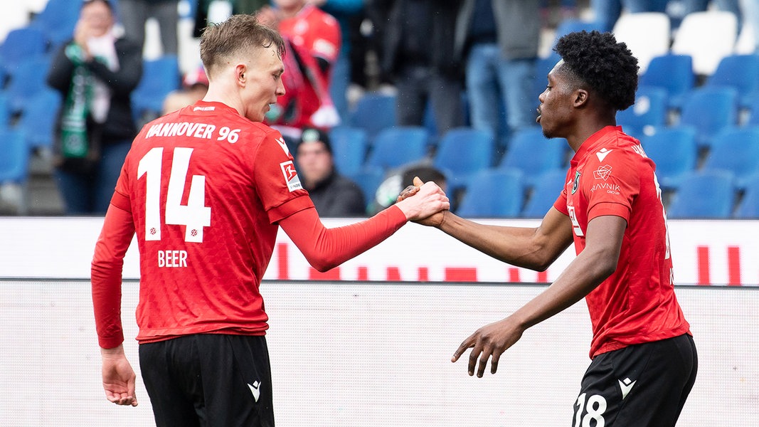 Hannover 96 sendet mit Arbeitssieg gegen Sandhausen Lebenszeichen | NDR