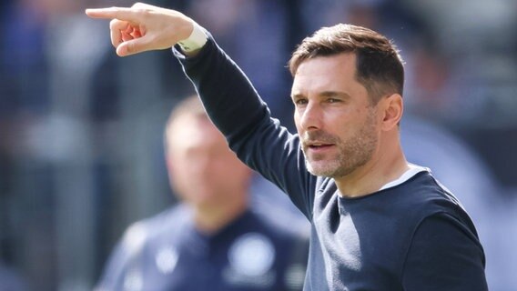 Hannovers Trainer Stefan Leitl gestikuliert am Spielfeldrand. © picture alliance/dpa | Friso Gentsch 