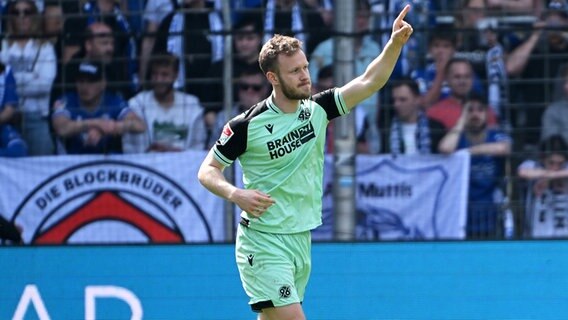 Hannovers Cedric Teuchert bejubelt einen Treffer. © IMAGO / Ulrich Hufnagel 