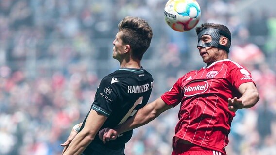 Hannovers Fabian Kunze (l.) und Düsseldorfs Tim Oberdorf kämpfen um den Ball. © IMAGO / Eibner 