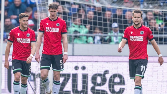 Kaiserslauterns Ragnar Ache bejubelt einen Treffer gegen Rostock © IMAGO / Ostseephoto 