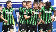 Hannovers Spieler bejubeln einen Treffer. © picture alliance/dpa | Swen Pförtner 