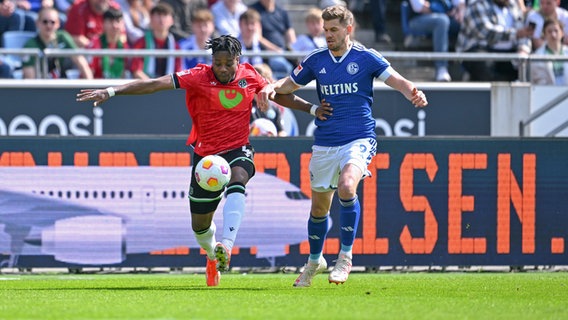 Hannovers Bright Arrey-Mbi (l.) im Zweikampf mit Schalkes Simon Terodde © Imago Images Foto: RHR-FOTO RHR-FOTO/TK