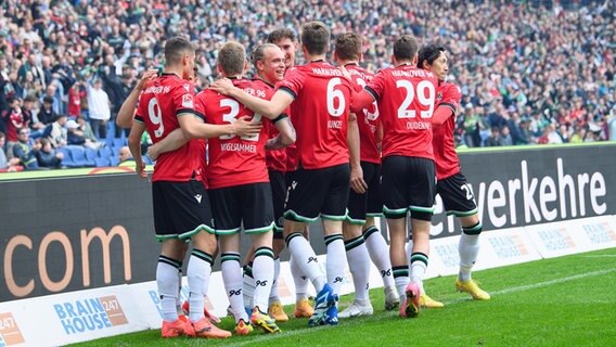 Hannovers Spieler bejubeln einen Treffer © dpa Bildfunk Foto: Swen Pförtner